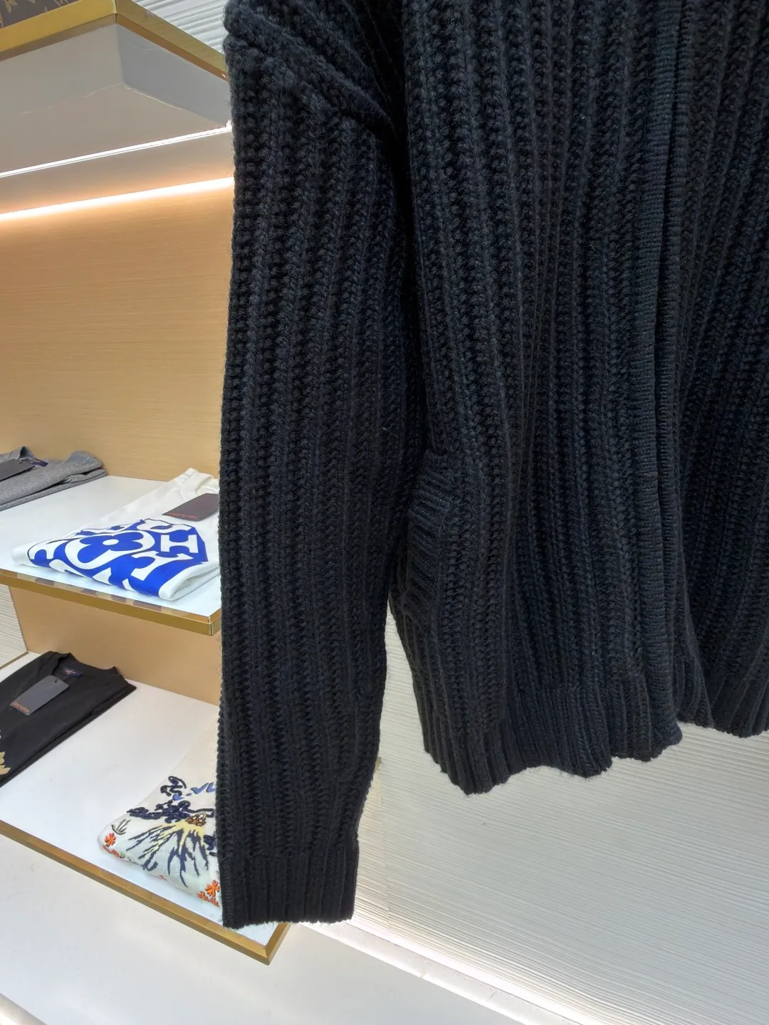 Acne Studios embroidered zipper sweater jacket ●Original version: purchased and developed for 8500 ●Item number: 1682074-B95 ●Fabric: wool blended fabric ●Technology: embroidery production ●Color: black ●Version: fitted version ●Weight: about 1795 grams ●Size: S-M-L-XL ●Description: Custom-woven mellow black woolen texture material, full texture, thick and solid Every inch of fiber contains heavy warmth. The main color is rich black, exuding an irresistible charm. The longitudinal knitted lines on the front panel are more profound and three-dimensional. The exquisite zipper design is cleverly integrated into the knitted jacket, making the jacket instantly revitalized. The white embroidered logo on the back panel jumps out on the black in an elegant manner, carrying the brand's story and history. The heavy texture texture shows its luxurious charm everywhere. It shows a unique fashion attitude in minimalism and uses imported machine embroidery technology. It uses advanced computer control systems and precision mechanical components to realize Acne's seasonal embroidery logo operations with high precision. The lines are smooth and delicate. The garments are washed with softening and deodorizing technology. Professional washing equipment and specific detergents are used to deeply clean and deodorize the clothes to improve the feel and appearance of the clothes. The overall wiring is straight and delicate, the fabric is comfortable and soft, and the color is consistent without color difference. It can be matched with the same style to create a fashionable look and control various occasions. Customized accessories, complete with three standards, same style for men and women!
